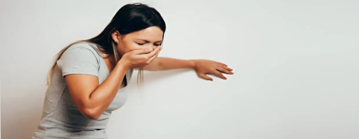 ما هي العلاجات المنزلية الفعّالة لعلاج القيء في المنزل؟