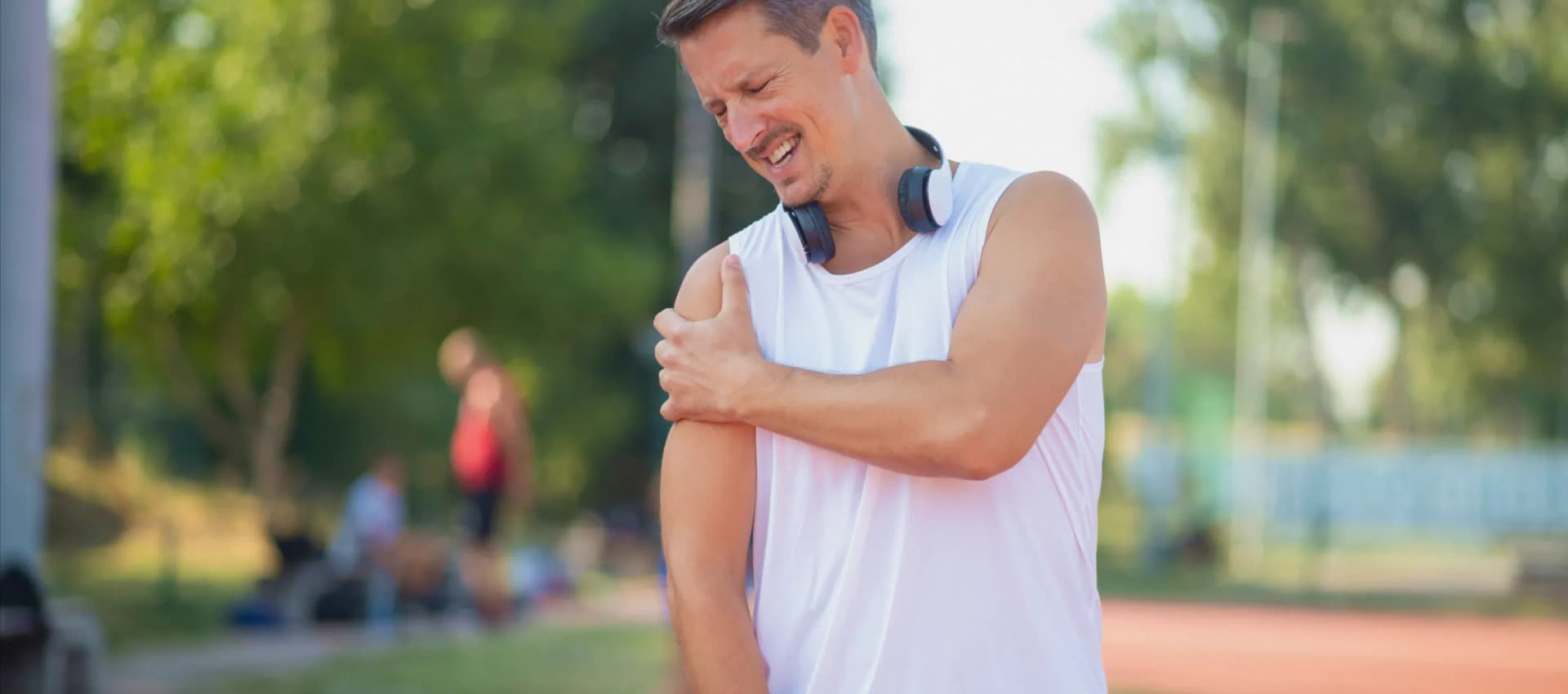 A patient experiencing a shoulder sprain, candidate for home-based orthopedic physiotherapy and sports injury rehabilitation.