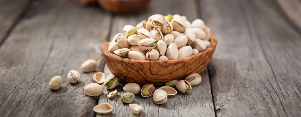 الفوائد الصحية المحتملة للفواكه المجففة والمكسرات