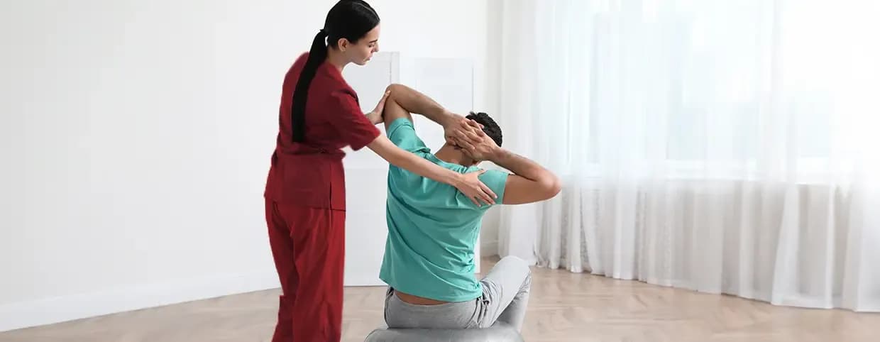 نصائح العلاج الطبيعي لصحة العضلات والمفاصل أثناء ساعات العمل الطويلة