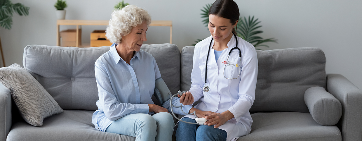 طبيب منزلي يفحص ضغط دم مريضة مسنة في المنزل