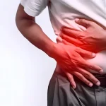 رجل يعاني من ألم في الجهة اليمنى السفلى من البطن وعدم ارتياح في المعدة