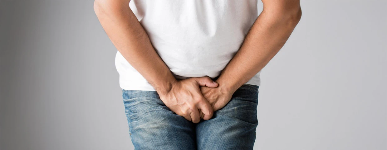 رجل يعاني من ألم ناتج عن التهابات المسالك البولية